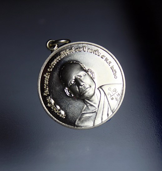 E213เหรียญย้อนยุค หลวงพ่อเปี่ยม วัดเกาะหลัก รุ่นปลดหนี้ เนื้ออัลปาก้า ปี2560 จ.ประจวบคีรีขันธ์ พร้อม