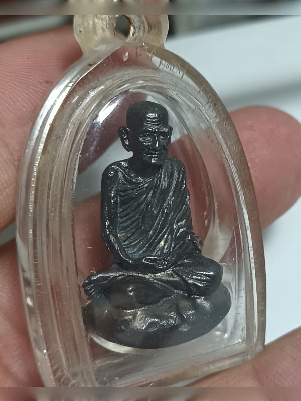 รูปหล่อเบ้าทุบรุ่นแรก หลวงปู่นาม วัดน้อยชมภู่ จ.สุพรรณบุรี ปี2553 เนื้อสัตตะโลหะ เลข 601**