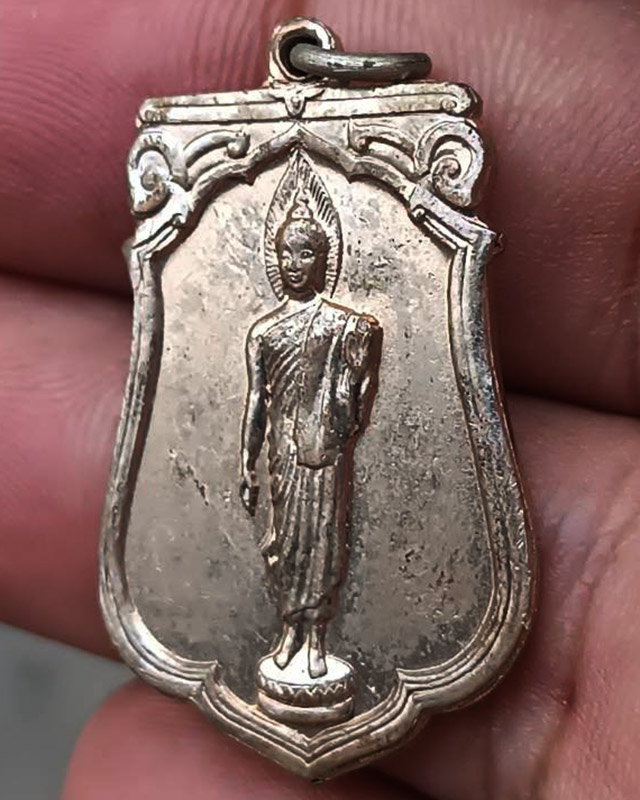 5.เหรียญเสมาฉลอง 25 พุทธศตวรรษ เนื้ออัลปาก้า พิมพ์แขนโต หลังยันต์ชิด บล็อคนิยม แกะจากกระดาษแก้วห่อเด