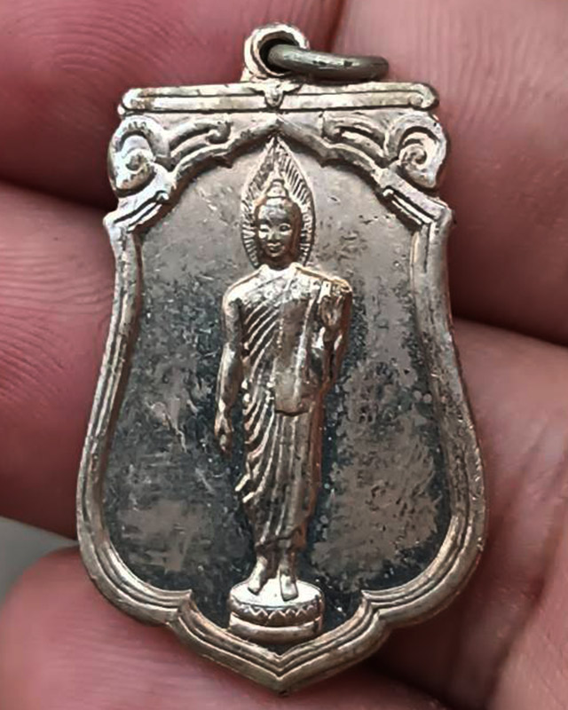 5.เหรียญเสมาฉลอง 25 พุทธศตวรรษ เนื้ออัลปาก้า พิมพ์แขนโต หลังยันต์ชิด บล็อคนิยม แกะจากกระดาษแก้วห่อเด