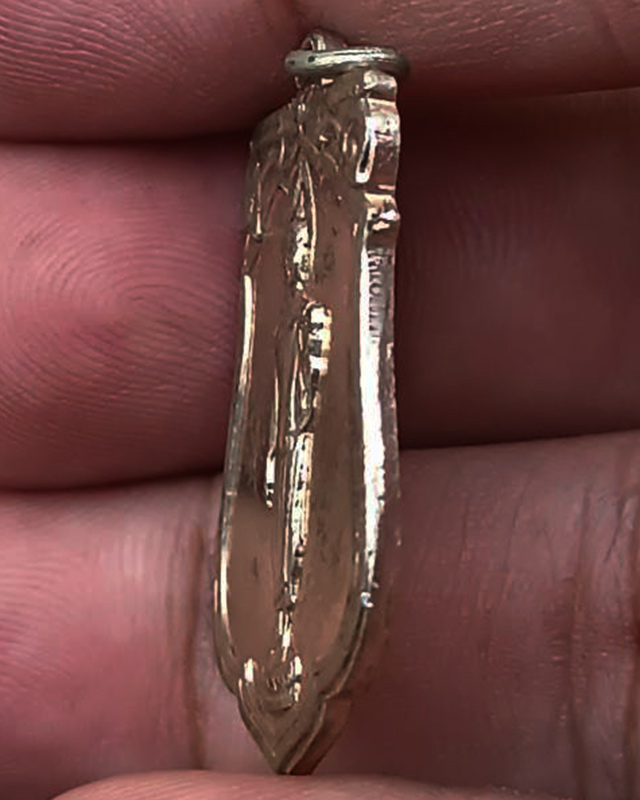 5.เหรียญเสมาฉลอง 25 พุทธศตวรรษ เนื้ออัลปาก้า พิมพ์แขนโต หลังยันต์ชิด บล็อคนิยม แกะจากกระดาษแก้วห่อเด