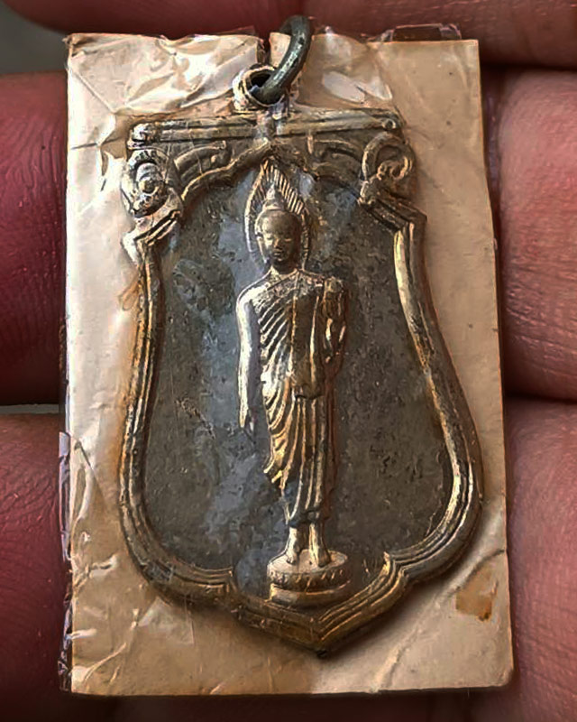 5.เหรียญเสมาฉลอง 25 พุทธศตวรรษ เนื้ออัลปาก้า พิมพ์แขนโต หลังยันต์ชิด บล็อคนิยม แกะจากกระดาษแก้วห่อเด