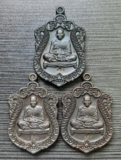 สำเภาเศรษฐี ๒๕๖๓...เสมาหล่อ แร่น้ำพี้ ๓ เหรียญ..ลพ.พัฒน์ วัดห้วยด้วน จ.นครสวรรค์ / ส่ง ems
