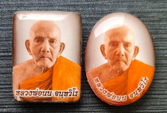 ล็อกเก็ต รุ่นเศรษฐี ๒๕๖๕...ซีเปียหลังอุดมวลสาร ๒ อัน...ลป.นน สำนักสงฆ์เขาพรานธูป จ.ประจวบฯ / ส่ง ems