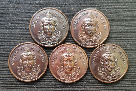 เหรียญพระจันทร์ ๒๕๔๕..ทองแดง ๕ เหรียญ ไม่มีกล่อง..ลพ.ดำ วัดเขาพูลทอง จ.จันทบุรี / ส่ง ems