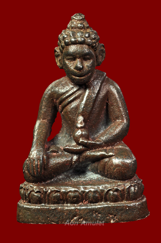 พระชัยวัฒน์หล่อโบราญเนื้อนวโลหะ รุ่น มหาโภคทรัพย์ หลวงพ่อนัส อโนมปัญโญ พ.ศ.2558 หมายเลข 962