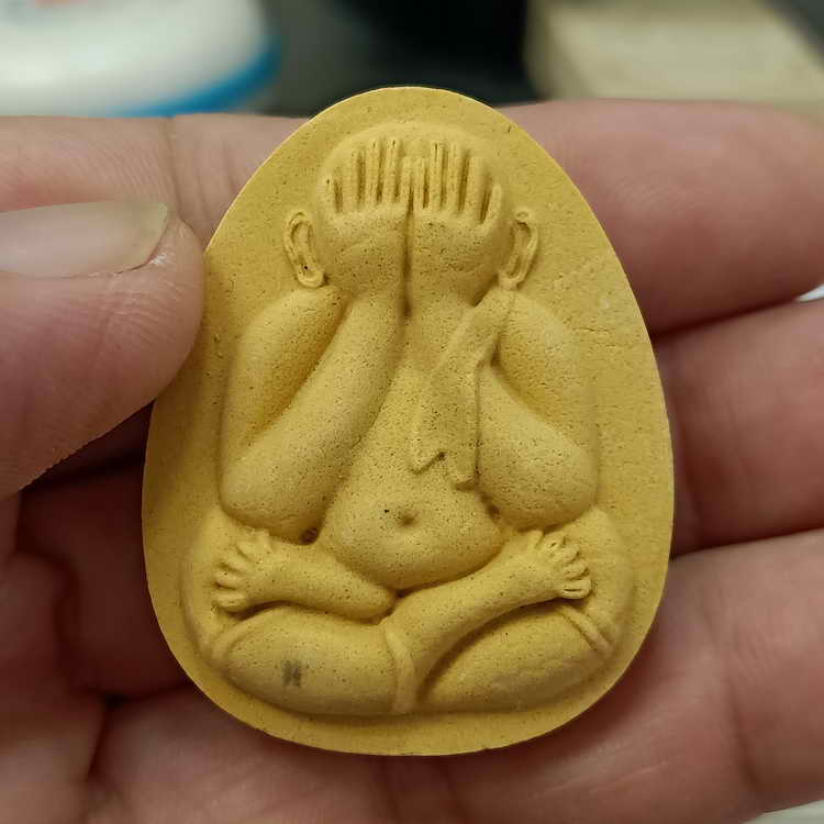 ปิดตาจั้มโบ้ รุ่นปลดหนี้ ทวีทรัพย์ หลวงพ่อพัฒน์ วัดห้วยด้วน จ.นครสวรรค์ ปี 2565 เนื้อเหลืองเกสร