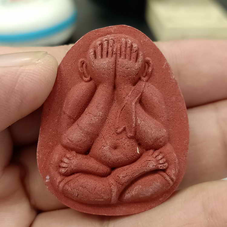 ปิดตาจั้มโบ้ รุ่นปลดหนี้ ทวีทรัพย์ หลวงพ่อพัฒน์ วัดห้วยด้วน จ.นครสวรรค์ ปี 2565 เนื้อแดงว่านชานหมาก 