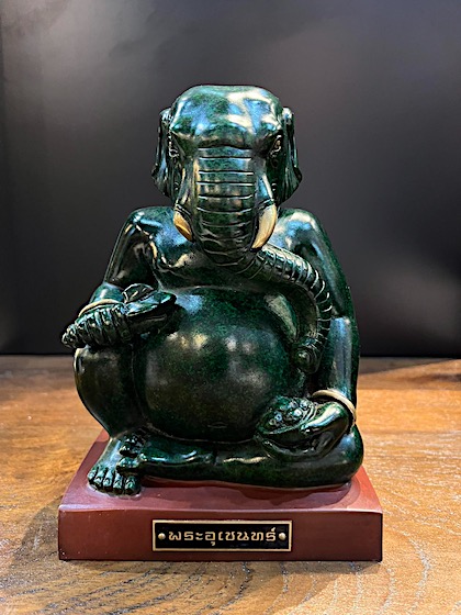 พระอุเชนทร์ หน้าตัก 5นิ้ว รมสีเขียวมรกต-ฐานแดง หลวงปู่อิ่ม วัดทุ่งนาใหม่