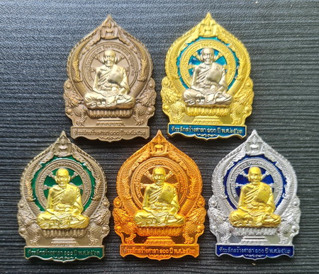 เศรษฐีชนะจน ๒๕๖๓..ชุดหน้ากาก ๕ เหรียญ กล่องเดิม..ลพ.พัฒน์ วัดห้วยด้วน จ.นครสวรรค์ / จัดส่ง ems