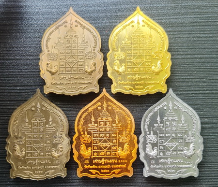 เศรษฐีชนะจน ๒๕๖๓..ชุดหน้ากาก ๕ เหรียญ กล่องเดิม..ลพ.พัฒน์ วัดห้วยด้วน จ.นครสวรรค์ / จัดส่ง ems