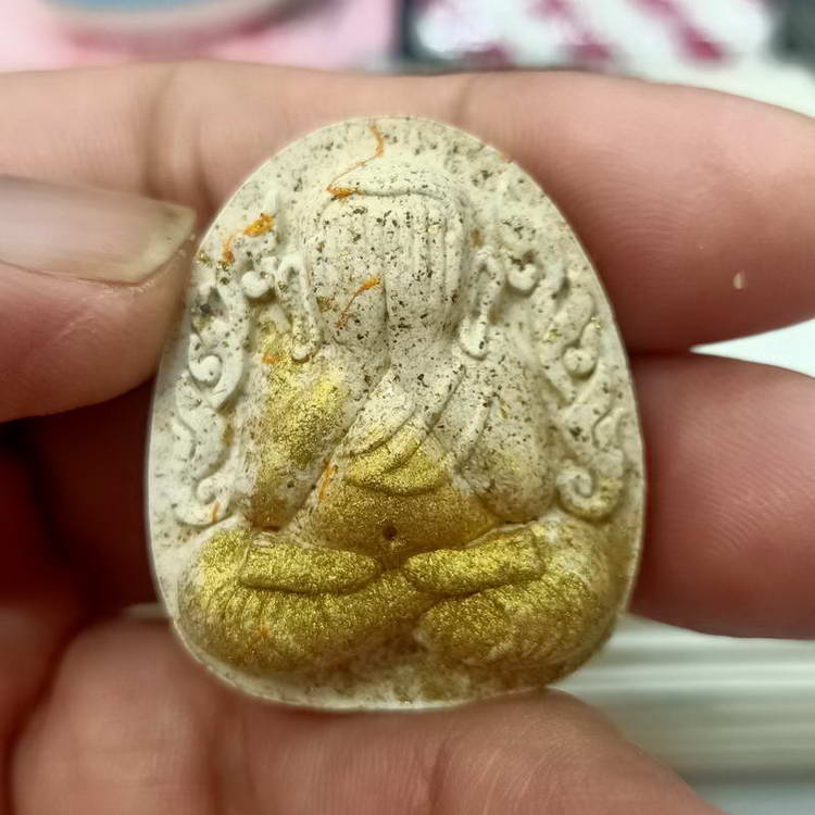 พระปิดตากนกข้างบูชาครู หลวงปู่โต๊ะ หลวงพ่อนงค์ วัดบางน้ำชน ธนบุรี จ.กรุงเทพ ปี 2565 เนื้อว่านขาวเกสร