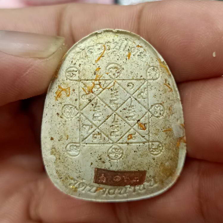 พระปิดตากนกข้างบูชาครู หลวงปู่โต๊ะ หลวงพ่อนงค์ วัดบางน้ำชน ธนบุรี จ.กรุงเทพ ปี 2565 เนื้อว่านขาวเกสร