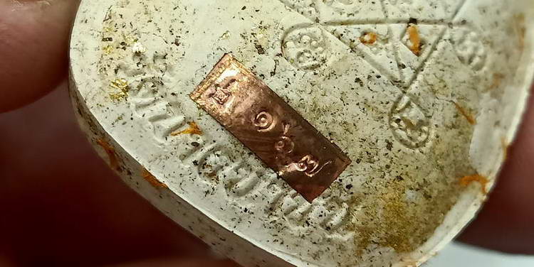 พระปิดตากนกข้างบูชาครู หลวงปู่โต๊ะ หลวงพ่อนงค์ วัดบางน้ำชน ธนบุรี จ.กรุงเทพ ปี 2565 เนื้อว่านขาวเกสร