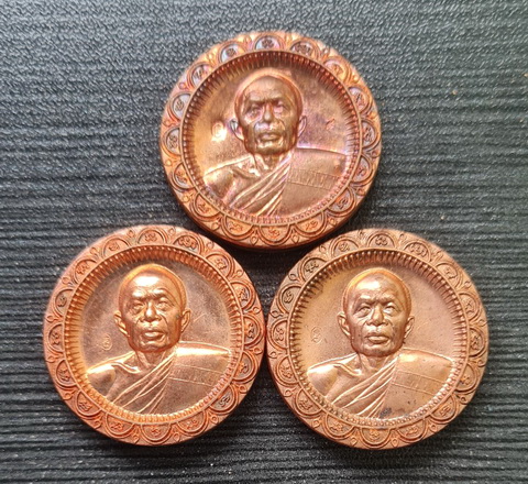เหรียญโภคทรัพย์ ๒๕๔๕..ทองแดงผิวไฟ ๓ เหรียญ ไม่มีกล่อง..ลพ.ดำ วัดเขาพูลทอง จันทบุรี / ส่ง ems