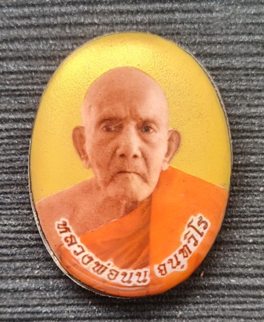 ล็อกเก็ตรุ่นเศรษฐี ๒๕๖๕..ฉากทองอุดมวลสาร ฝาเงิน..ลป.นน สำนักสงฆ์เขาพรานธูป ประจวบคีรีขันธ์