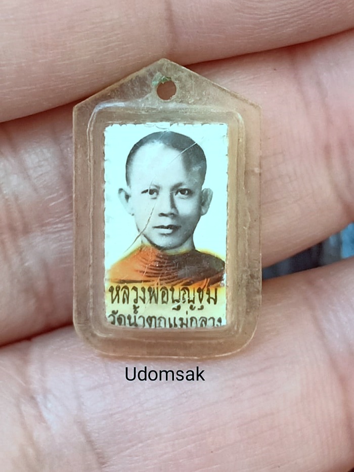 ล็อกเก็ตรูปถ่ายหลังตะกรุด หลวงพ่อบุญชุม วัดน้ำตกแม่กลาง จ.เชียงใหม่ (ยุคต้น)