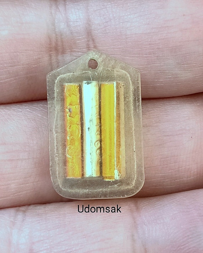 ล็อกเก็ตรูปถ่ายหลังตะกรุด หลวงพ่อบุญชุม วัดน้ำตกแม่กลาง จ.เชียงใหม่ (ยุคต้น)