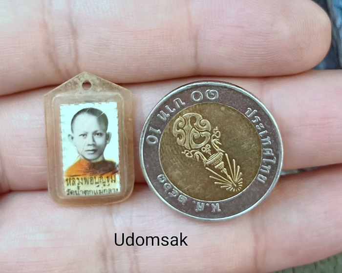 ล็อกเก็ตรูปถ่ายหลังตะกรุด หลวงพ่อบุญชุม วัดน้ำตกแม่กลาง จ.เชียงใหม่ (ยุคต้น)