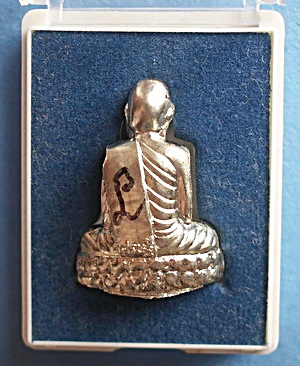  พระรูปเหมือนปั๊ม  ลต.แหวน ทยาลุโก รุ่นแรก (ไตรมาส 56) เนื้ออัลปาก้า ติดเกศา จีวร มีจาร สวยแชมป์