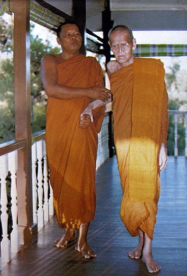 เหรียญ หลวงปู่บุญเพ็ง เขมภิรโต รุ่นแรก ปี 2536 เนื้อทองแดง ยังสวยน่ารัก น่าเก็บ