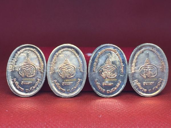 ล็อกเก็ตรุ่นแรก พารวยส้มฉุน วัดทรงเสวย