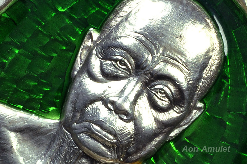 เหรียญห่วงเชื่อมเนื้อเงินลงยาสีเขียวจีวรเหลือง หลวงพ่อนัส วัดอ่าวใหญ่ พศ.2559 หมายเลข 170