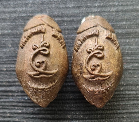 หมากทุยหล่อ ไม่มีกล่อง..หล่อตัน ๑ ตัว + อุดผง ๑ ตัว..ลพ.ดำ วัดเขาพูลทอง จ.จันทบุรี / ส่ง ems