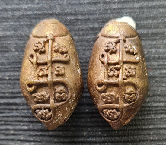 หมากทุยหล่อ ไม่มีกล่อง..หล่อตัน ๑ ตัว + อุดผง ๑ ตัว..ลพ.ดำ วัดเขาพูลทอง จ.จันทบุรี / ส่ง ems