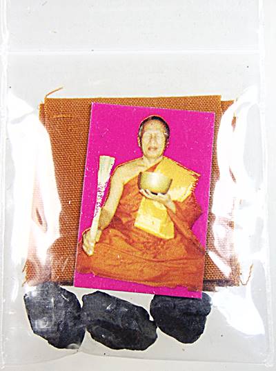 หลวงพ่ออุทัย วัดเกาะตาพุด ราชบุรี รูปถ่าย+จีวร+เศษแร่เขาอึมครึม
