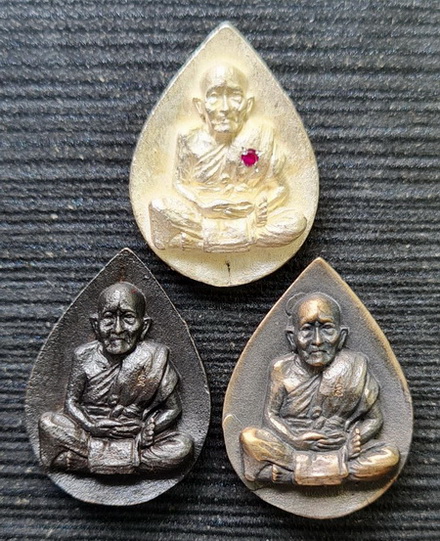 รูปหล่อหยดน้ำ รุ่นเศรษฐี ๒๕๖๕..รวม ๓ องค์ หมายเลข ๕ ตรงกัน..ลป.นน เขาพรานธูป จ.ประจวบฯ / ส่ง ems