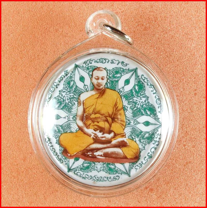 ล็อกเก็ตหงส์เหินใหญ่ (หงส์มอญ) สีเขียว หลังอุดผงฝังแร่พลอยดิบปิดจีวร หลวงพ่อชำนาญ วัดบางกุฎีทอง 