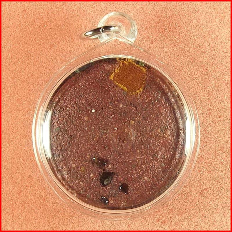 ล็อกเก็ตหงส์เหินใหญ่ (หงส์มอญ) สีเขียว หลังอุดผงฝังแร่พลอยดิบปิดจีวร หลวงพ่อชำนาญ วัดบางกุฎีทอง 