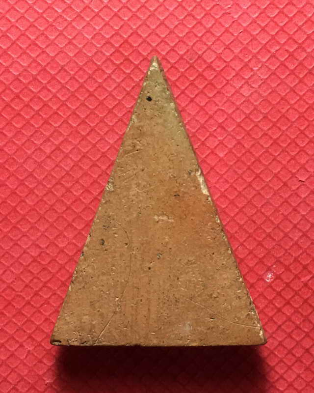 พระนางพญาเสน่ห์จันทร์ หลังเรียบ หลวงพ่อไซร้ วัดช่องลม จ.อุตรดิตถ์ ปี 2503 (เคาะเดียวแดง)