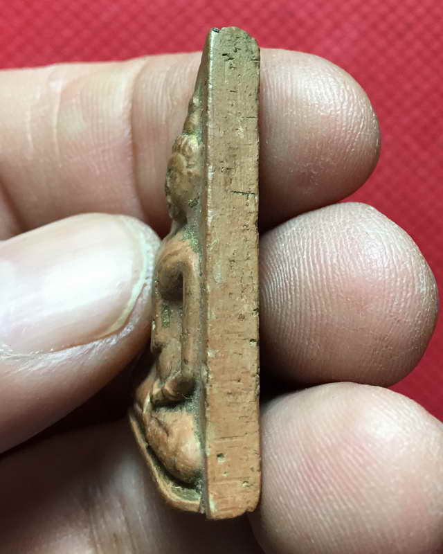 พระนางพญาเสน่ห์จันทร์ หลังเรียบ หลวงพ่อไซร้ วัดช่องลม จ.อุตรดิตถ์ ปี 2503 (เคาะเดียวแดง)