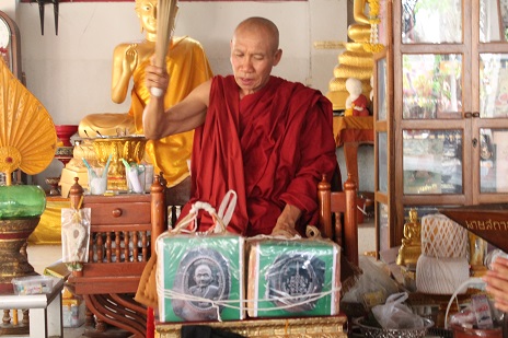 ครูบาอภิชัยขาวปี 2องค์  พร้อมกล่อง ออก วัดอุโบสถ เคาะเดียว