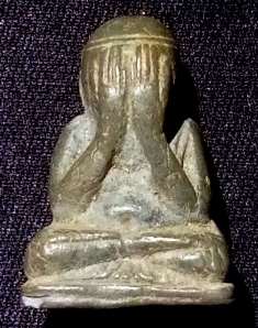 พระปิดตาพิมพ์ตุกตาใหญ่ลอยองค์ เนื้อผงคลุกรัก หลวงพ่อโด่ วัดนามะตูม ชลบุรี