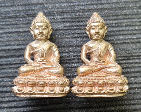 พระชัยพูลทอง ๒๕๔๕..นวะ ๒ องค์ ไม่มีกล่อง..ลพ.ดำ วัดเขาพูลทอง จ.จันทบุรี / ลป.หมุน เสก