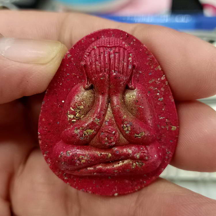 พระผงปิดตาจัมโบ้ รุ่นเหลือ หลวงปู่โต๊ะ วัดถ้ำสิงโตทอง จ.ราชบุรี เนื้อแดงแรงฤทธิ์ โรยแร่ และมวลสาร