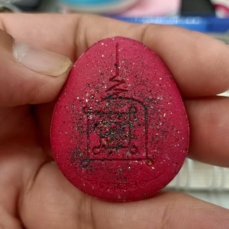 พระผงปิดตาจัมโบ้ รุ่นเหลือ หลวงปู่โต๊ะ วัดถ้ำสิงโตทอง จ.ราชบุรี เนื้อแดงแรงฤทธิ์ โรยแร่ และมวลสาร