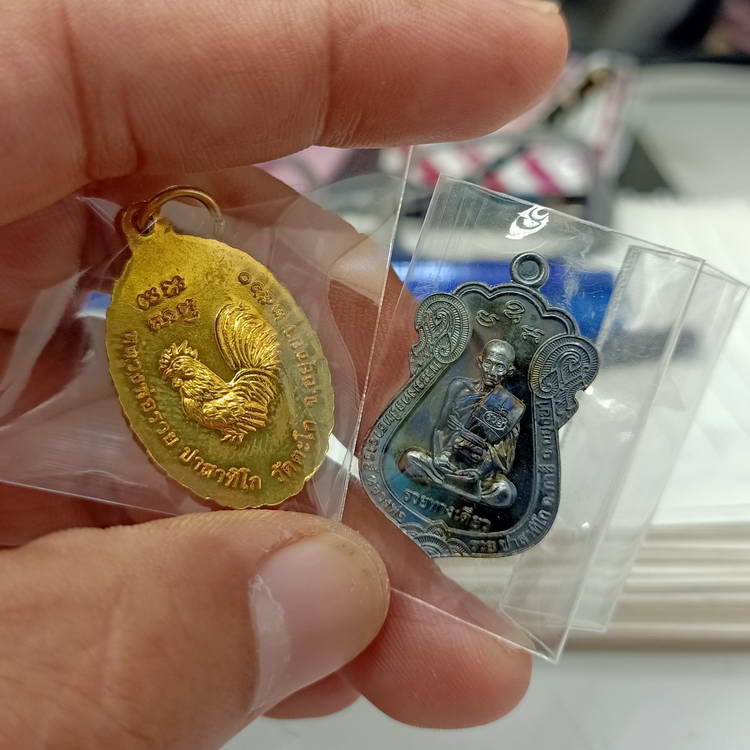 2 เหรียญ หลวงพ่อรวย วัดตะโก จ.อยุธยา รุ่น รวย รวย เฮง เฮง กะไหล่ทอง ปี 2560+แจกทาน รุ่นรวยทางเดียว