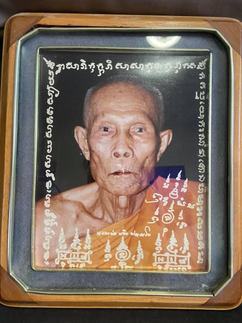  รูปถ่ายหลวงปู่หลิว วัดไร่แตงทอง ใส่กรอบขนาดบูชาใหญ่เก่าสภาพ สวยมีตราปั้ม ขนาด26*32 เซน แท้และทัน