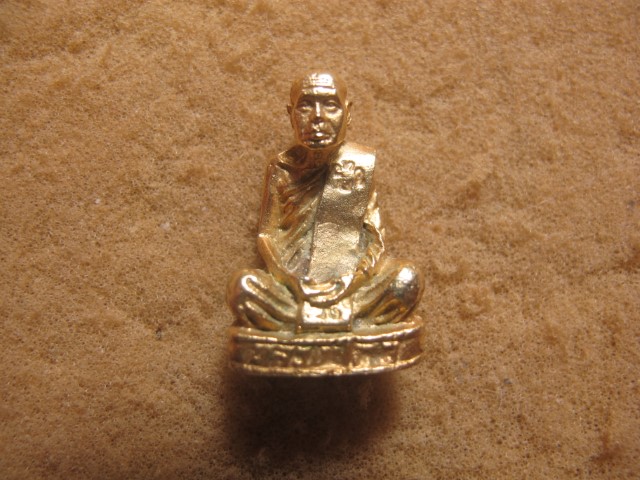  รูปหล่อหลวงปู่ลือ รุ่นแรก ปี37 สภาพสวยเหมือนทองคำ องค์นี้พิเศษ ตอกโค๊ตด้านหน้า 