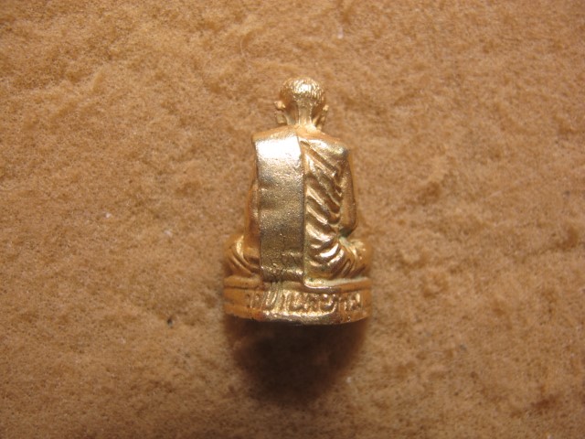  รูปหล่อหลวงปู่ลือ รุ่นแรก ปี37 สภาพสวยเหมือนทองคำ องค์นี้พิเศษ ตอกโค๊ตด้านหน้า 