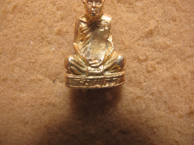  รูปหล่อหลวงปู่ลือ รุ่นแรก ปี37 สภาพสวยเหมือนทองคำ องค์นี้พิเศษ ตอกโค๊ตด้านหน้า 