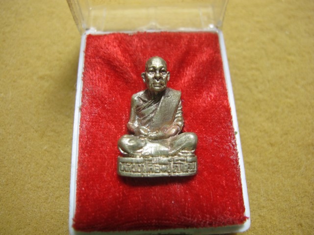 รูปหล่อหลวงปู่ลือ วัดป่านาทามวนาวาส มุกดาหาร รุ่นมหาเศรษฐี ปี38 เนื้อเงินสภาพสวย สร้าง น้อยจำนวนแน่น