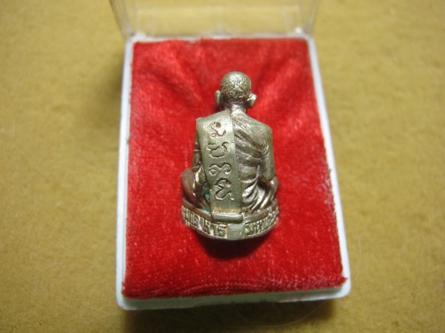 รูปหล่อหลวงปู่ลือ วัดป่านาทามวนาวาส มุกดาหาร รุ่นมหาเศรษฐี ปี38 เนื้อเงินสภาพสวย สร้าง น้อยจำนวนแน่น