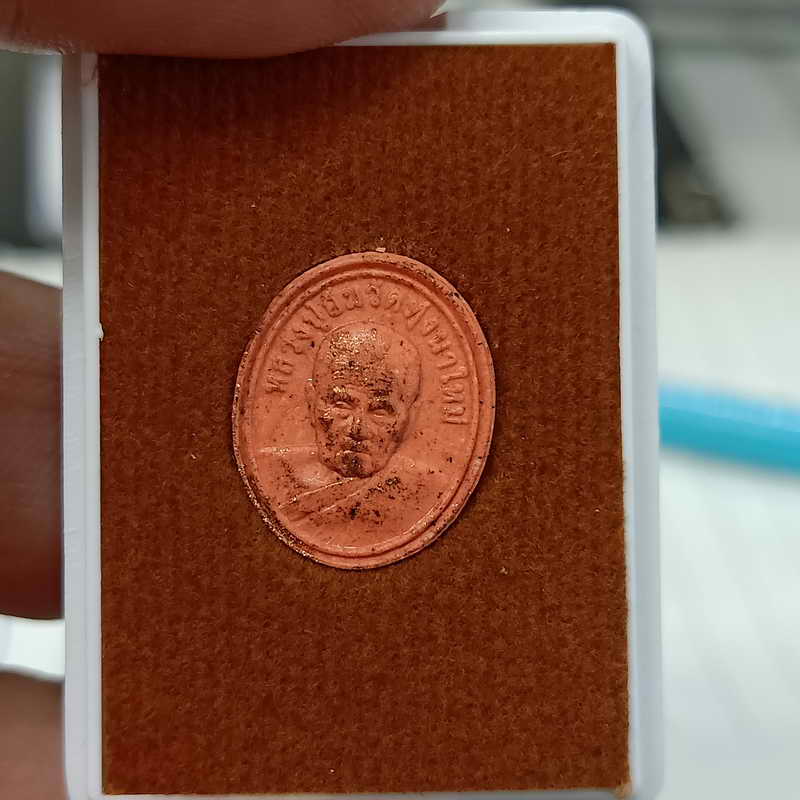 พระผงเม็ดแตงแถมยกลัง รุ่น รวย รวย รวย หลวงปู่อิ่ม วัดทุ่งนาใหม่ จ.นครศรีธรรมราช หมายเลข 595