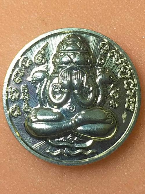 1 ใน 1,000 องค์ พระปิดตาพังพระกาฬ ทรัพย์ไหลมา 2559 กรรมการ เนื้ออัลปาก้าหลังเรียบ