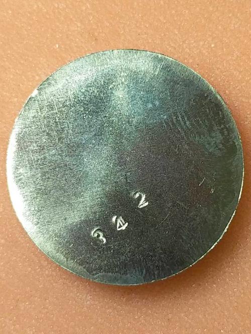 1 ใน 1,000 องค์ พระปิดตาพังพระกาฬ ทรัพย์ไหลมา 2559 กรรมการ เนื้ออัลปาก้าหลังเรียบ